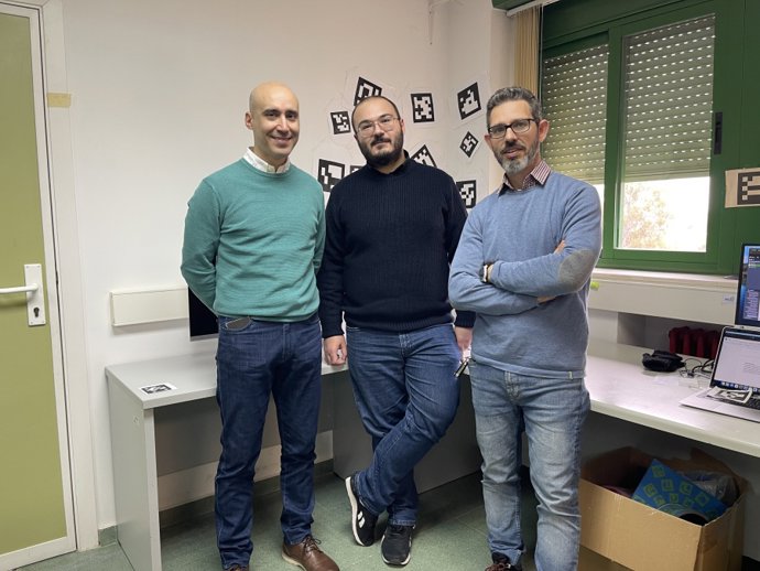 Los investigadores Manuel Marín, Rafael Berral y Rafael Muñoz en su laboratorio