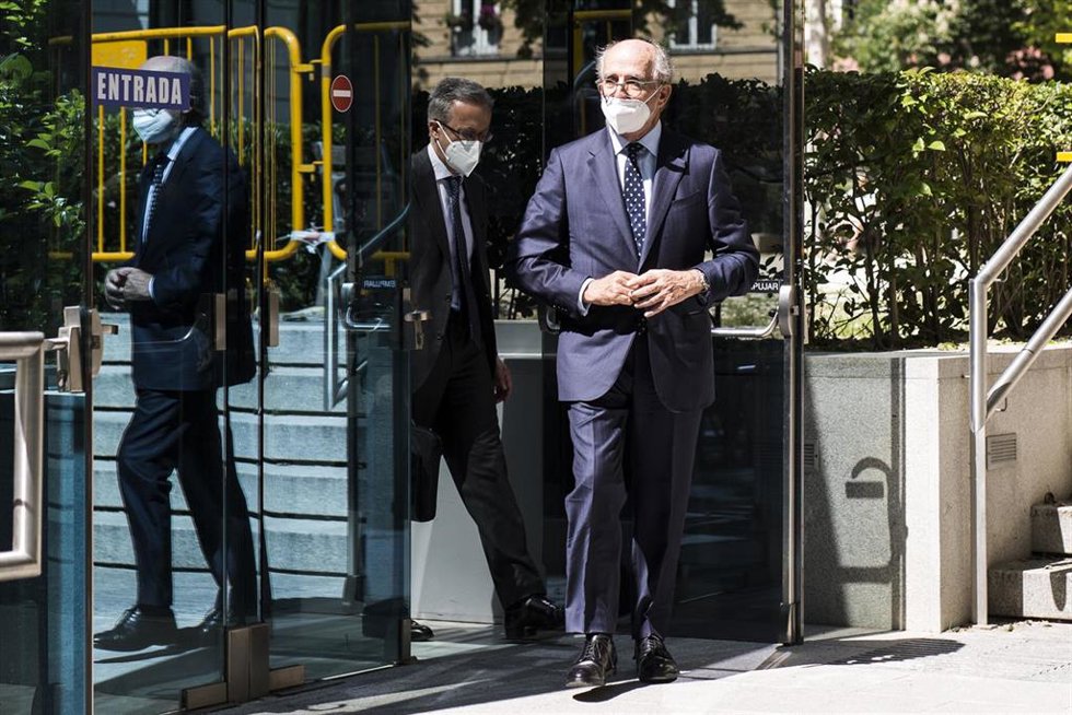 Archivo - El presidente de Repsol, Antonio Brufau, sale de la Audiencia Nacional para declarar por el caso Tándem, a 7 de mayo de 2021, en Madrid, (España). En esta pieza separada número 21 del caso 'Tándem', el presidente de Repsol es investigado por