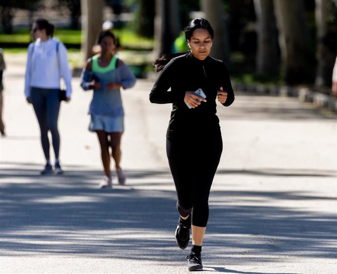 Archivo - Una persona corriendo en el Parque de El Retiro, a 17 de abril de 2024, en Madrid (España). 