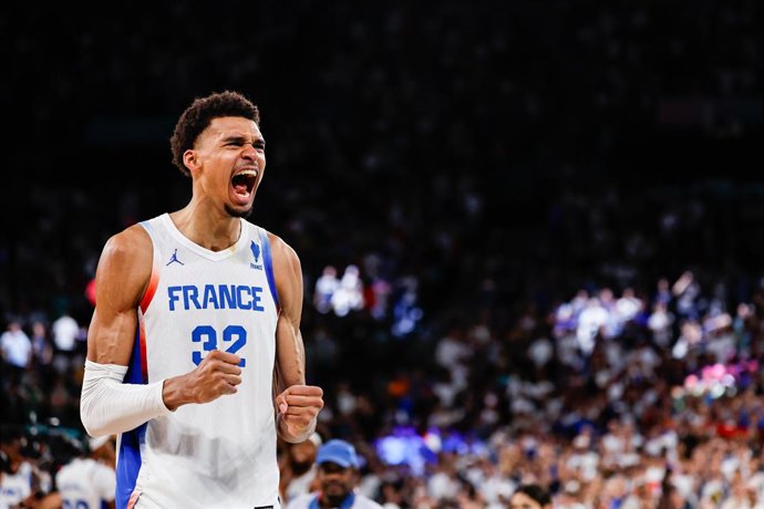 Archivo - Victor Wembanyama of France celebrates after winning the Men's Semifinal Basketball match between France and Germany at Bercy Arena during the Paris 2024 Olympics Games on August 8, 2024 in Paris, France.