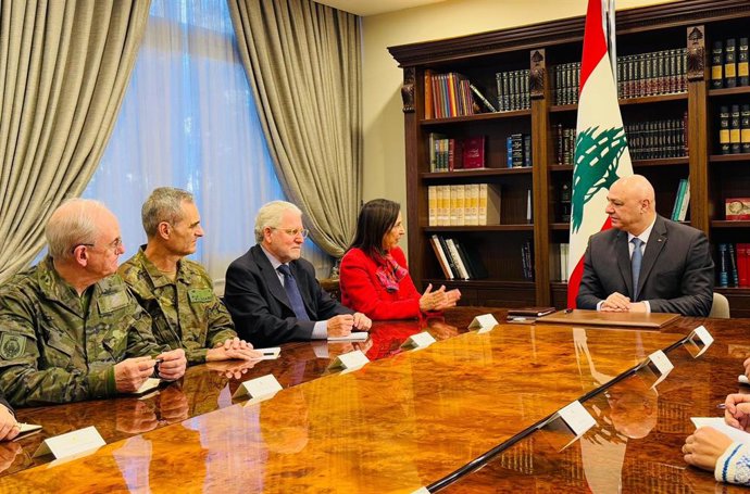 La ministra de Defensa, Margarita Robles, se reúne con el presidente de Líbano, Joseph Aoun.