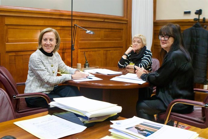 La diputada del PP Pilar Fernández Pardo durante una reunión con responsables de Asencro