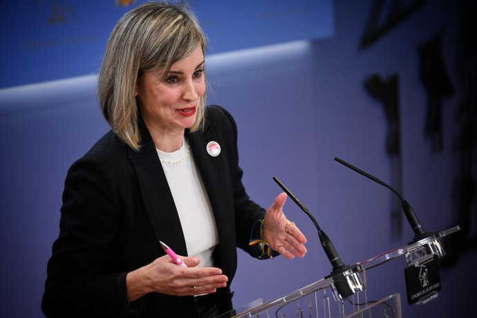 La portavoz de Sumar en el Congreso, Verónica Martínez, durante rueda de prensa en el Congreso de los Diputados, a 21 de enero de 2025, en Madrid (España).