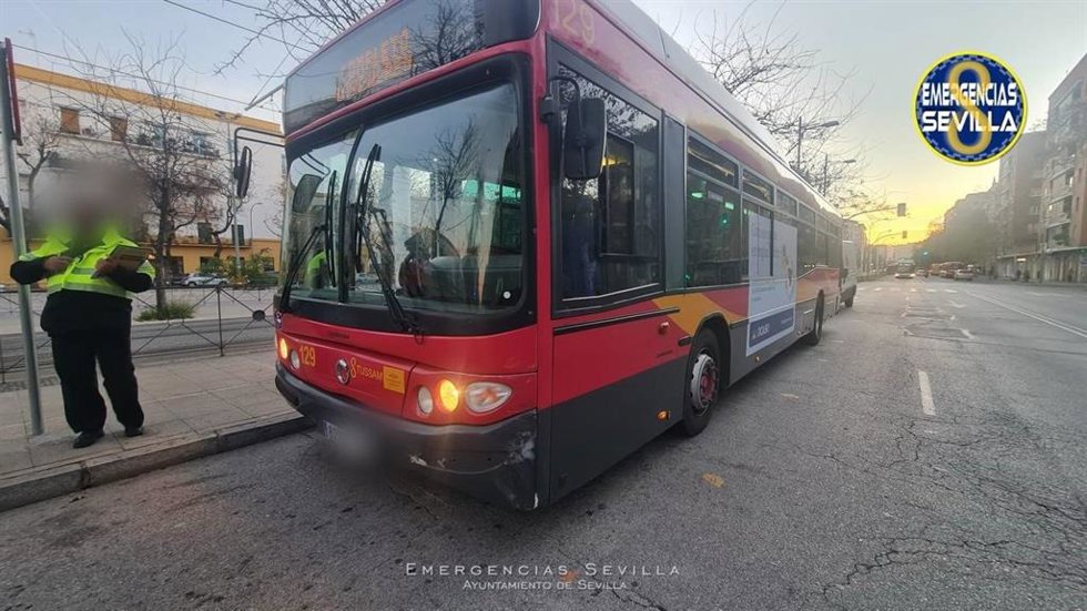 Archivo - Autobús urbano de Tussam en la avenida Kansas City de Sevilla.
