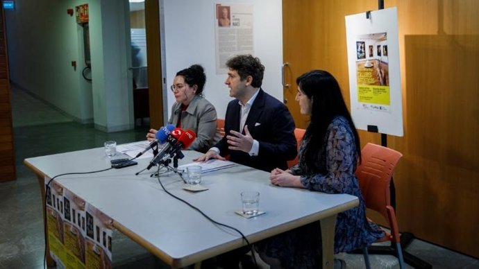 El director general de Cultura, Roberto Iturriaga, la directora del Museo de La Rioja, Rocío Coletes, y la responsable de Actividades Culturales de la UPL, Valeria Martínez