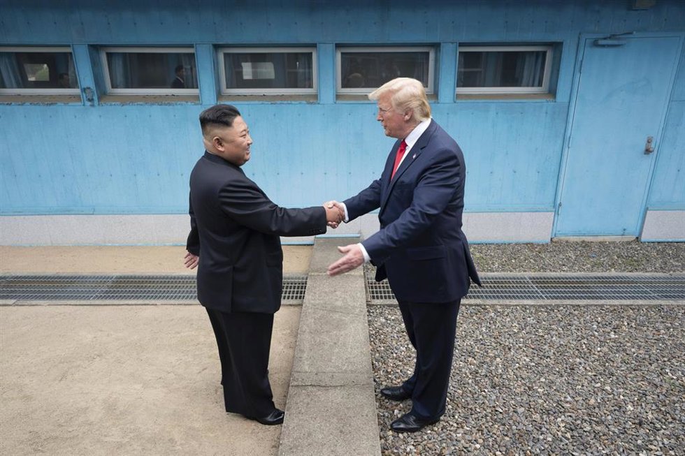 Archivo - El presidente de Estados Unidos, Donald Trump, y el dirigente de Corea del Norte, Kim Jong Un, se estrechan la mano en junio de 2019
