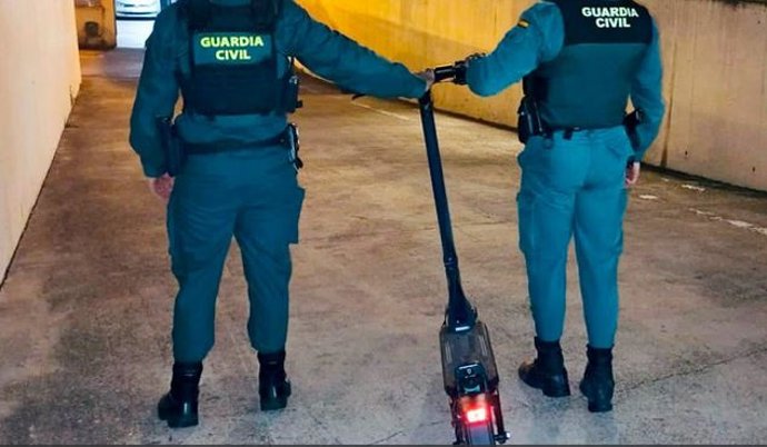 Agentes de la Guardia Civil con el patinete robado a tres menores en Traspinedo (Valladolid).