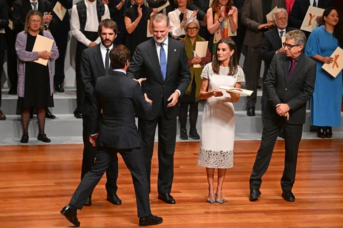 Archivo - Los Reyes, Don Felipe y Doña Letizia, le entregan el Premio Nacional de Tauromaquia (2023) a Julián López Escobar “El Juli” en la gala de entrega de los premios Nacionales de Cultura 2022 y 2023 en el Museo nacional de arte Reina Sofía acompañad