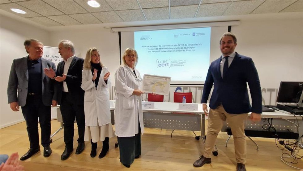 Fernando Seijo, miembro de la Real Academia de Medicina del Principado; Aquilino Alonso, gerente del Sespa; Beatriz  López  Muñiz, la gerente del área sanitaria IV; Marta Bláquez, jefa de sección de Enfermedades Neurodegenerativas; y Álvaro Sánchez- Fer