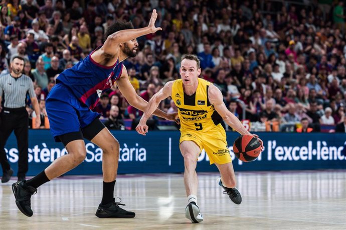 Archivo - Marcelinho Huertas i Jabari Parker en un Barça-La Laguna Tenerife