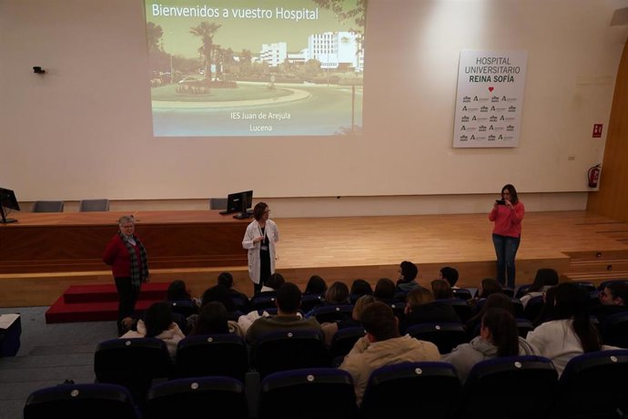 Una de las visitas escolares al Hospital Reina Sofía.