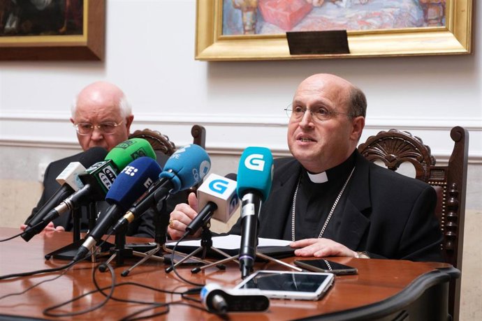 Archivo - El arzobispo de Santiago de Compostela,  Francisco José Prieto Fernández.
