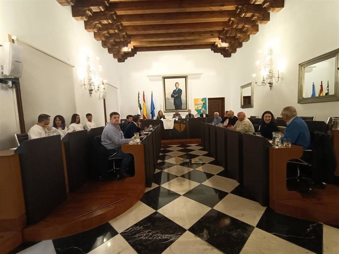 Reunión del presidente de la Diputación de Cáceres y el decano de la Facultad de Ciencias del Deporte con alcaldes de la Raya para informarles sobre un programa de deporte para personas mayores