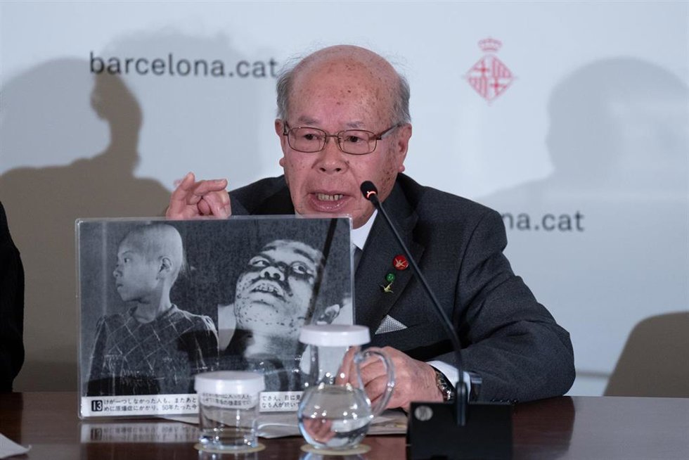El premio Nobel de la Paz y superviviente de Nagasaki e Hiroshima, Shigemitsu Tanaka, interviene durante el acto 'Barcelona, ciutat de pau: cerimnia de reconeixement a hibakusha' para homenajear a supervivientes de las bombas atómicas en Japón, en el A