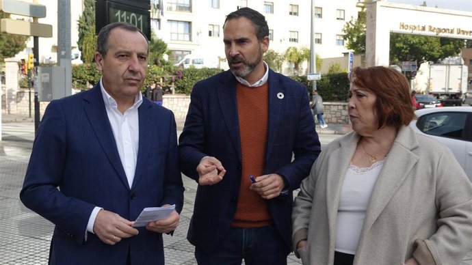 El secretario general del PSOE de Málaga, Daniel Pérez; el coordinador del gabinete parlamentario del PSOE de Málaga, José Luis Ruiz Espejo; y la concejala del PSOE Carmen Martín