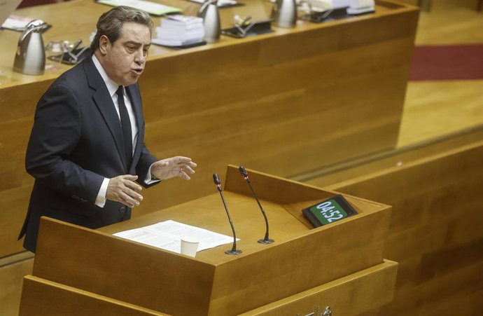 Archivo - El síndic de Vox en Les Corts, José María Llanos, interviene durante una sesión plenaria