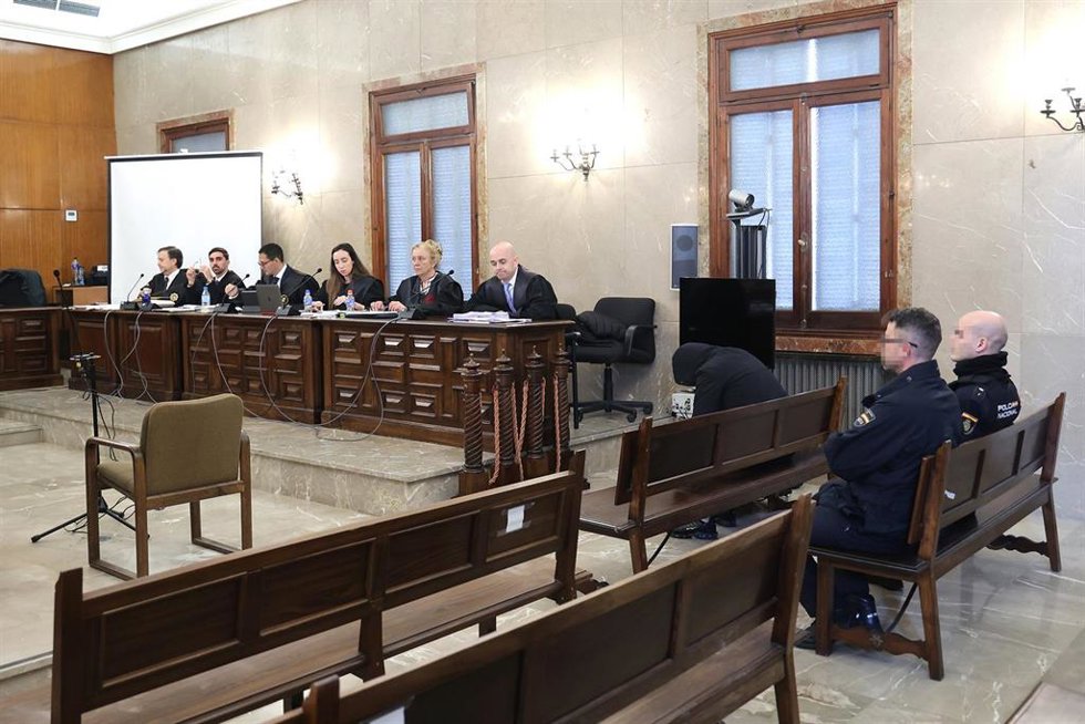 El asesino de su mujer embarazada y su hijo en San Pobla, durante el juicio en la Audiencia Provincial.