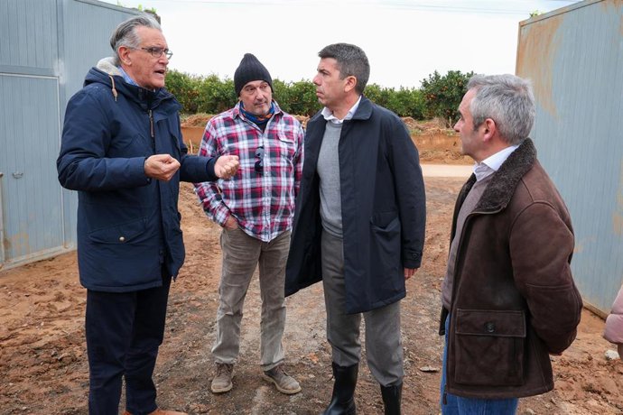 Mazón en su visita a una explotación ganadera en Riba-roja