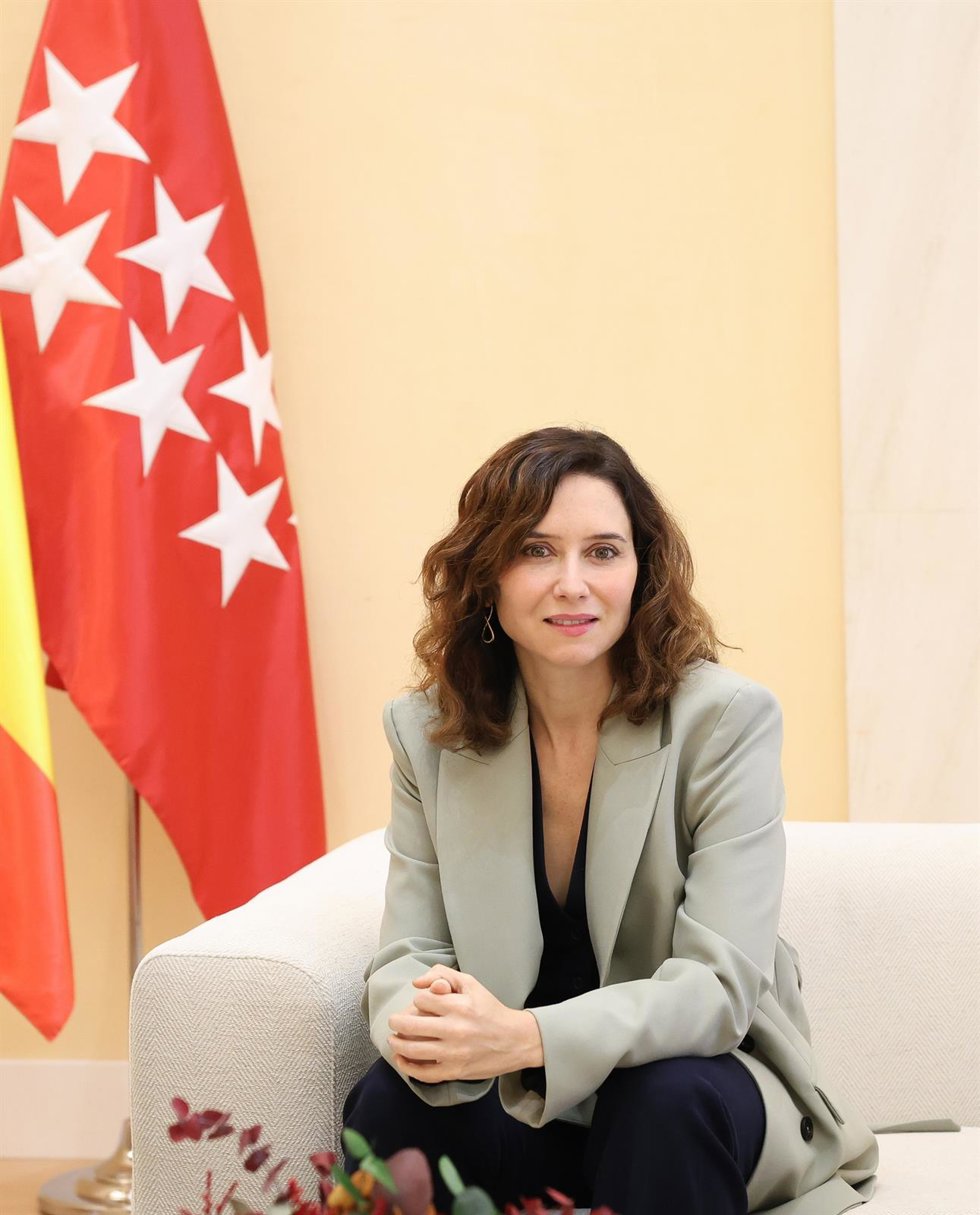 Archivo - La presidenta de la Comunidad de Madrid, Isabel Díaz Ayuso(1i), recibe la memoria de actividades de la Fiscalía de Madrid en 2023, en la Real Casa de Correos, a 28 de octubre de 2024, en Madrid (España).