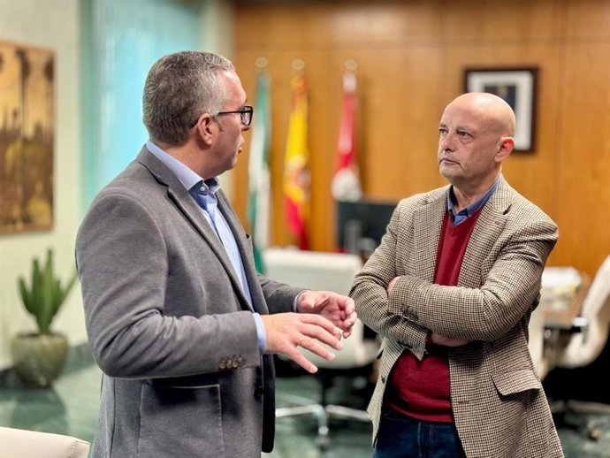 El alcalde del Ayuntamiento de Dos Hermanas, Paco Rodríguez, y el alcalde de Los Palacios y Villafranca, Juan Manuel Valle Chacón.