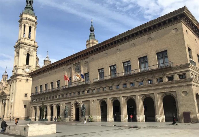 Archivo - Fachada del Ayuntamiento de Zaragoza