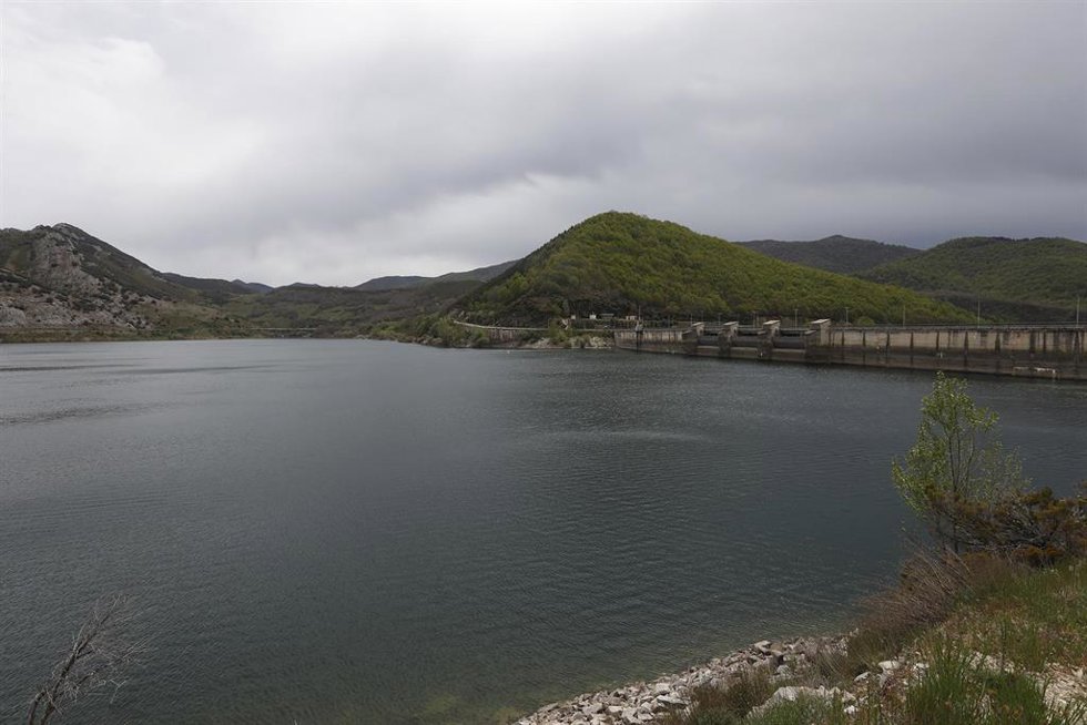 Archivo - Vista del embalse del río Porma, a 28 de abril de 2023, en León, Castilla y León (España).