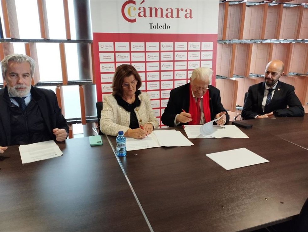 Firma del convenio entre la Asociación Mensajeros de la Paz y la Cámara de Comercio de Toledo.