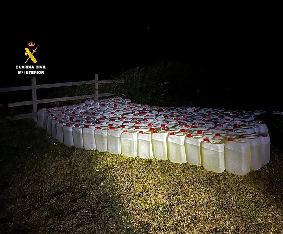 Garrafas de gasolina incautadas en una operación contra el petaqueo en la playa de Valdevaqueros en Tarifa.