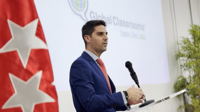Archivo - El consejero de Educación, Ciencia y Universidades, Emilio Viciana, en el encuentro con estudiantes y profesores que han participado en el programa de debate escolar en inglés Global Classrooms, el 13 de diciembre de 2024, en Madrid.