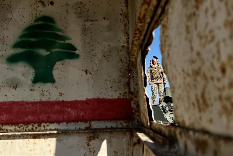 Un soldado libanés tras la retirada del Ejército israelí en Tayr Harfa, Líbano.