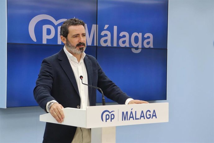 El secretario general del PP de Málaga, José Ramón Carmona, en rueda de prensa.