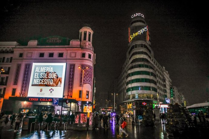 Pantalla del Cine Callao en Madrid con la proyección de la campaña 'Costa de Almería'.