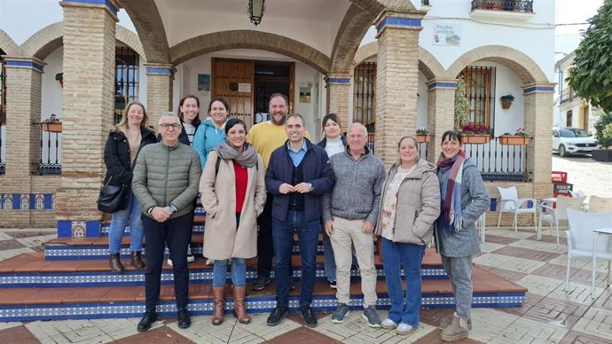 El coordinador general de IU Andalucía y diputado de Sumar en el Congreso, Toni Valero, junto a la la coordinadora provincial, Toni Morillas, y miembros del equipo de gobierno en Ardales (Málaga) y representantes del AMPA del colegio público.