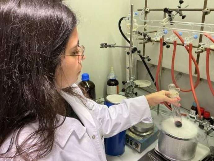 Catalizador de iridio en una disolución de diclorometano.