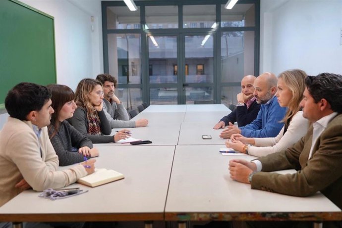 Los ediles de Vox con representantes de la plataforma Iniciativa Ciudadana Ronda Urbana Norte