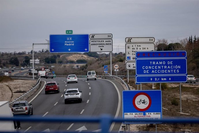 Varios vehículos circulan por la A-5, a 3 de enero de 2025, en Madrid (España). 