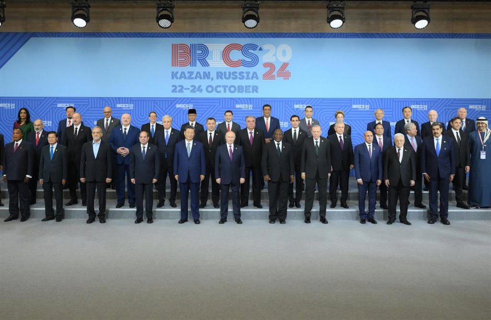 Archivo - HANDOUT - 24 October 2024, Russia, Kazan: Chinese President Xi Jinping (C) and Russian President Vladimir Putin pose with leaders for a group photo of the 16th BRICS Summit. Photo: Sergey Bobylev/BRICS/dpa
