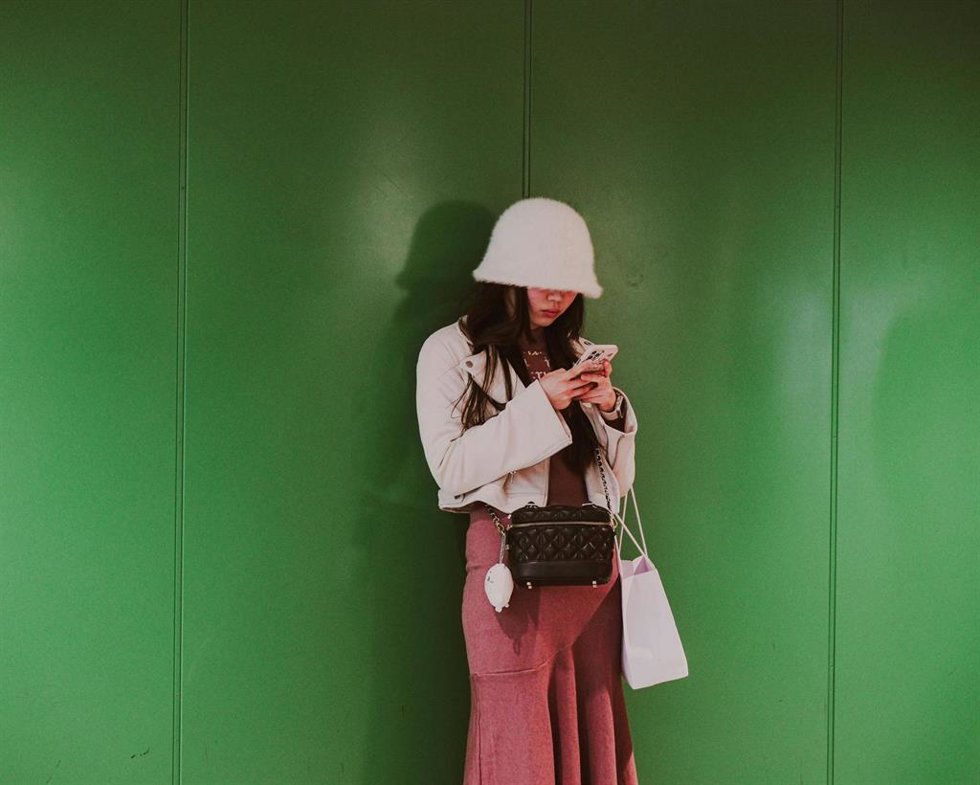 Una niña utilizando un 'smartphone'