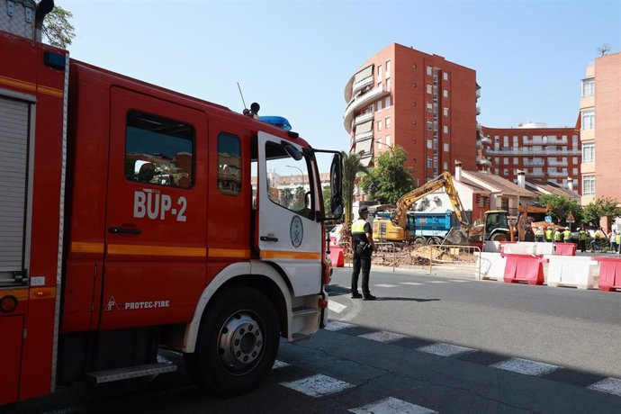 Archivo - Policía local y bomberos cortan la Avenida de las Ciencias en Sevilla este. (Imagen de archivo)