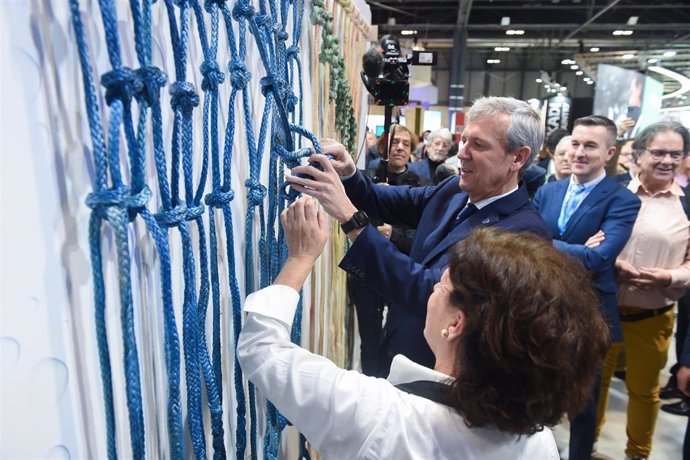 Archivo - El presidente de la Xunta de Galicia, Alfonso Rueda, durante su visita al estand de Galicia en Fitur 2024.