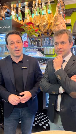 Perales y Millan en su visita a la taberna Panaceite