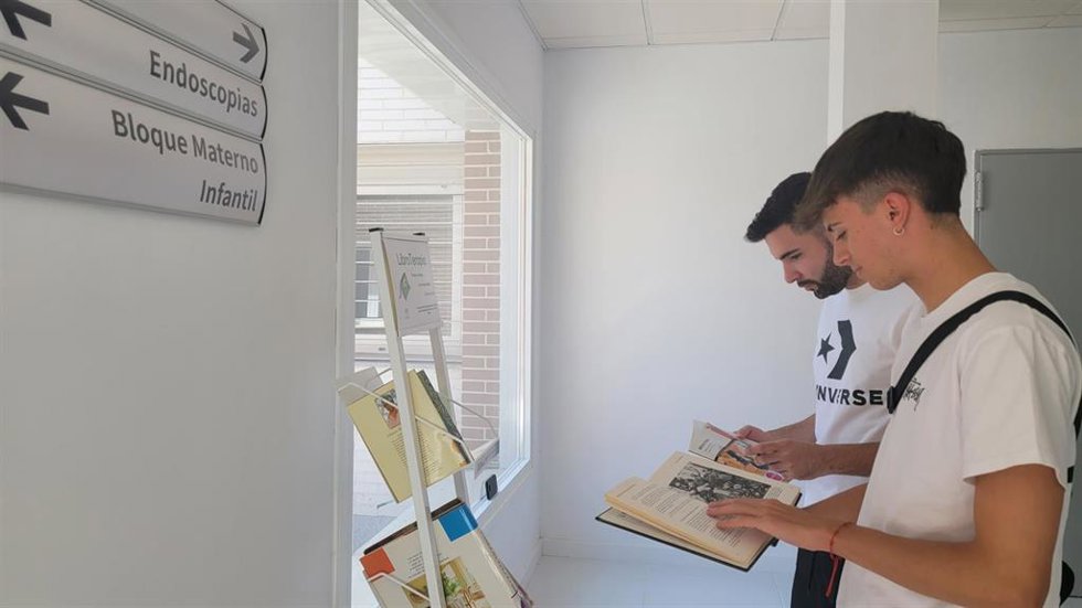 Expositor del proyecto 'LibroTerapia' en el servicio de Endoscopias.
