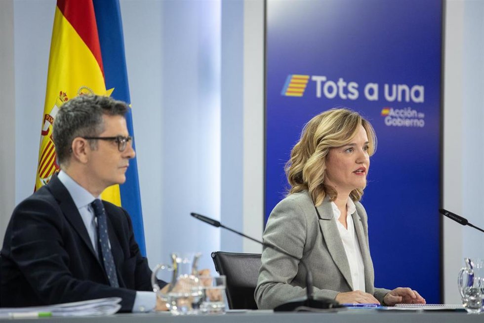 El ministro de la Presidencia, Justicia y Relaciones con las Cortes, Félix Bolaños, y la ministra de Educación, Formación Profesional y Deportes, Pilar Alegría, durante una rueda de prensa tras el Consejo de Ministros, en el Palacio de la Moncloa, a 21 