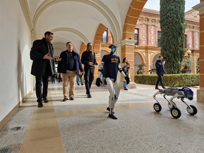 Dos robots, uno humanoide y otro cuadrúpedo, visitan el Campus de Los Jerónimos de la UCAM