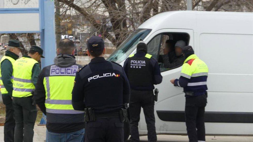 Dispositivo de control e inspección de furgonetas dedicadas al transporte de mercancías en el polígono Francolí de Tarragona, a 21 de enero de 2025