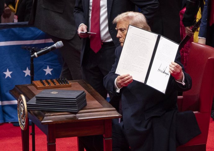 20 January 2025, US, Washington Dc: US President Donald Trump shows off an executive order he signed at an indoor Presidential Inauguration parade event at the Capital One Arena. Photo: K.C. Alfred/San Diego U-T/ZUMA Press Wire/dpa