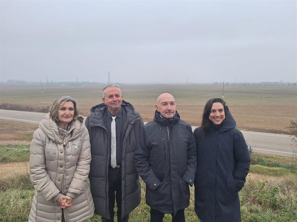 Visita del delegado del Gobierno en Aragón, Fernando Beltrán, a los terrenos de la futura planta de hidrógeno verde de Plasencia del Monte (Huesca).