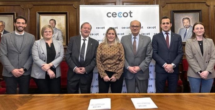 Representantes de la Cecot y del Consell de Col·legis d'Agents Comercials de Catalunya en la firma del acuerdo