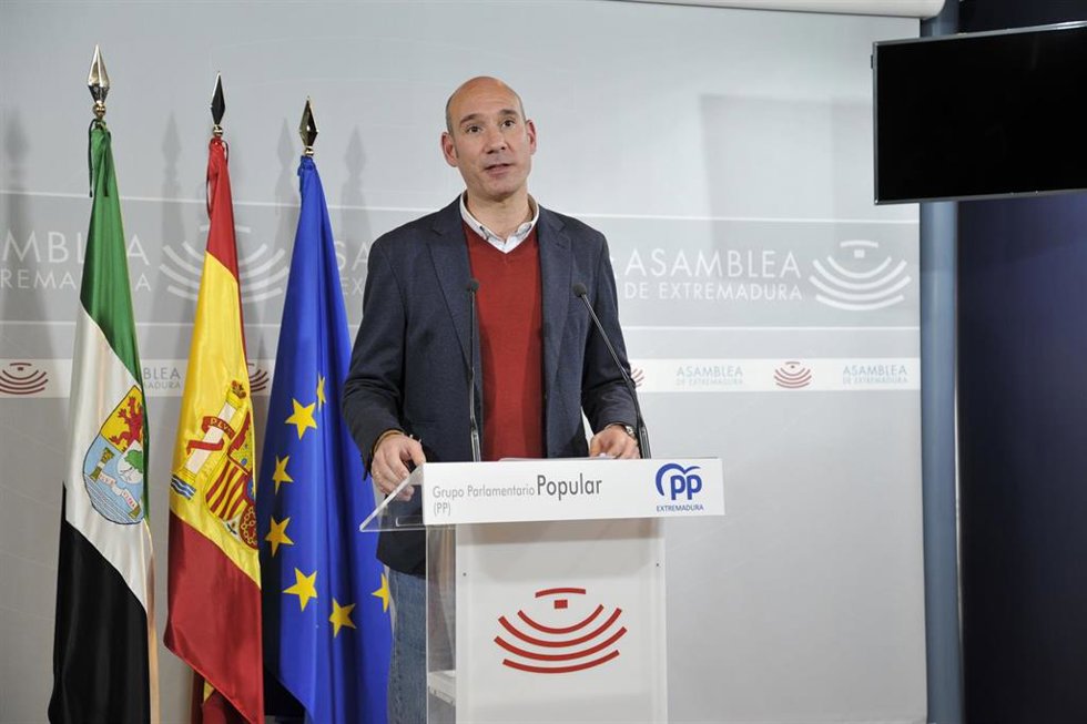 El portavoz del Grupo Parlamentario Popular en la Asamblea de Extremadura, José Ángel Sánchez Juliá, en rueda de prensa