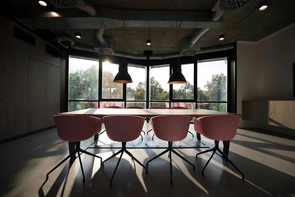 Sala de reuniones con vistas a un bosque